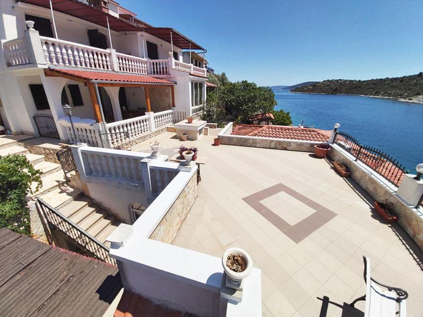 Apartments Carmen Vinišće المظهر الخارجي الصورة
