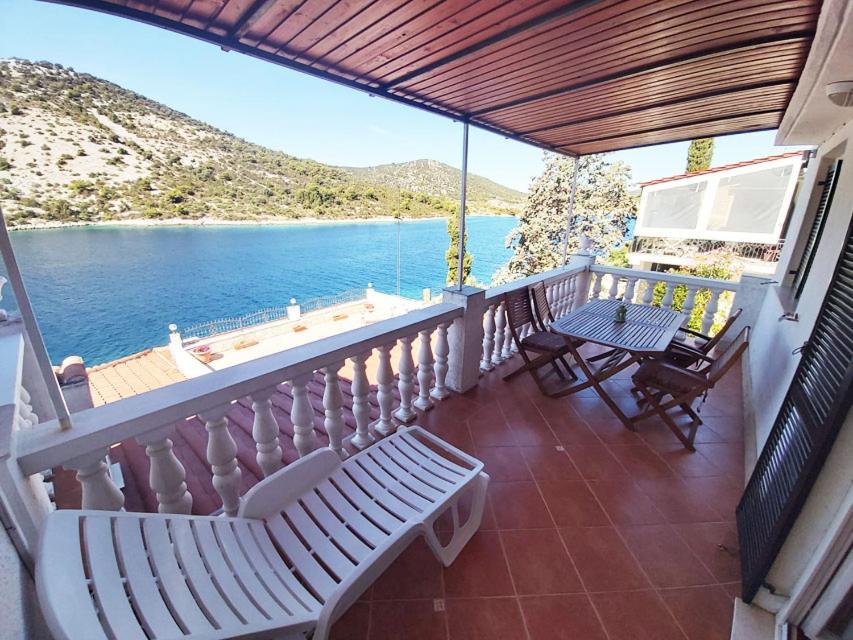 Apartments Carmen Vinišće المظهر الخارجي الصورة