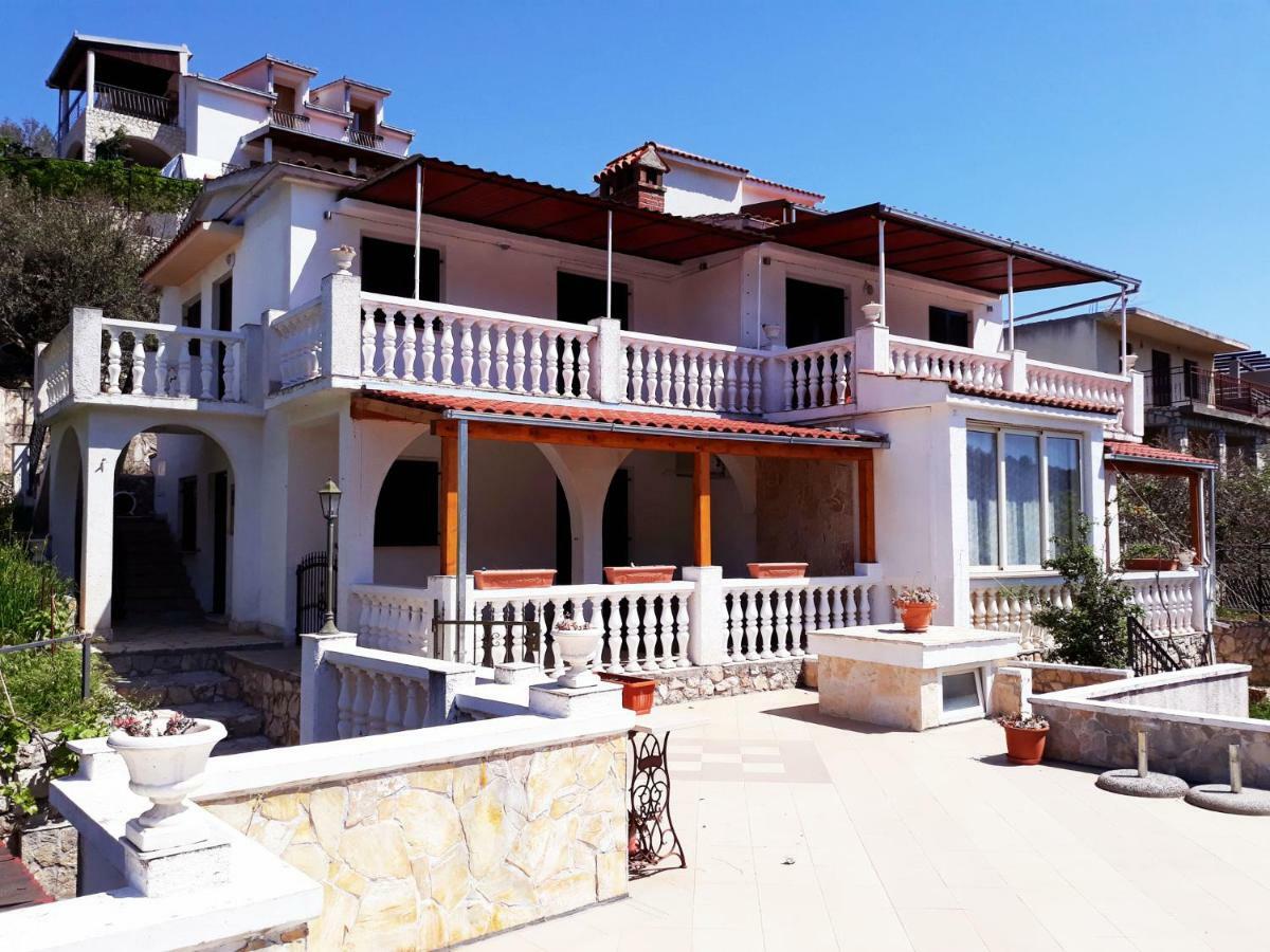 Apartments Carmen Vinišće المظهر الخارجي الصورة